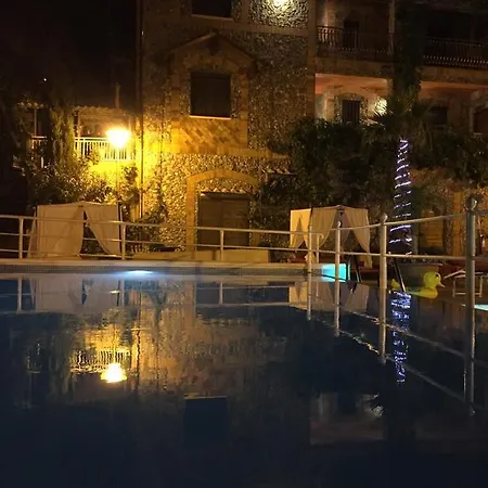 Le Parisien Hotel *